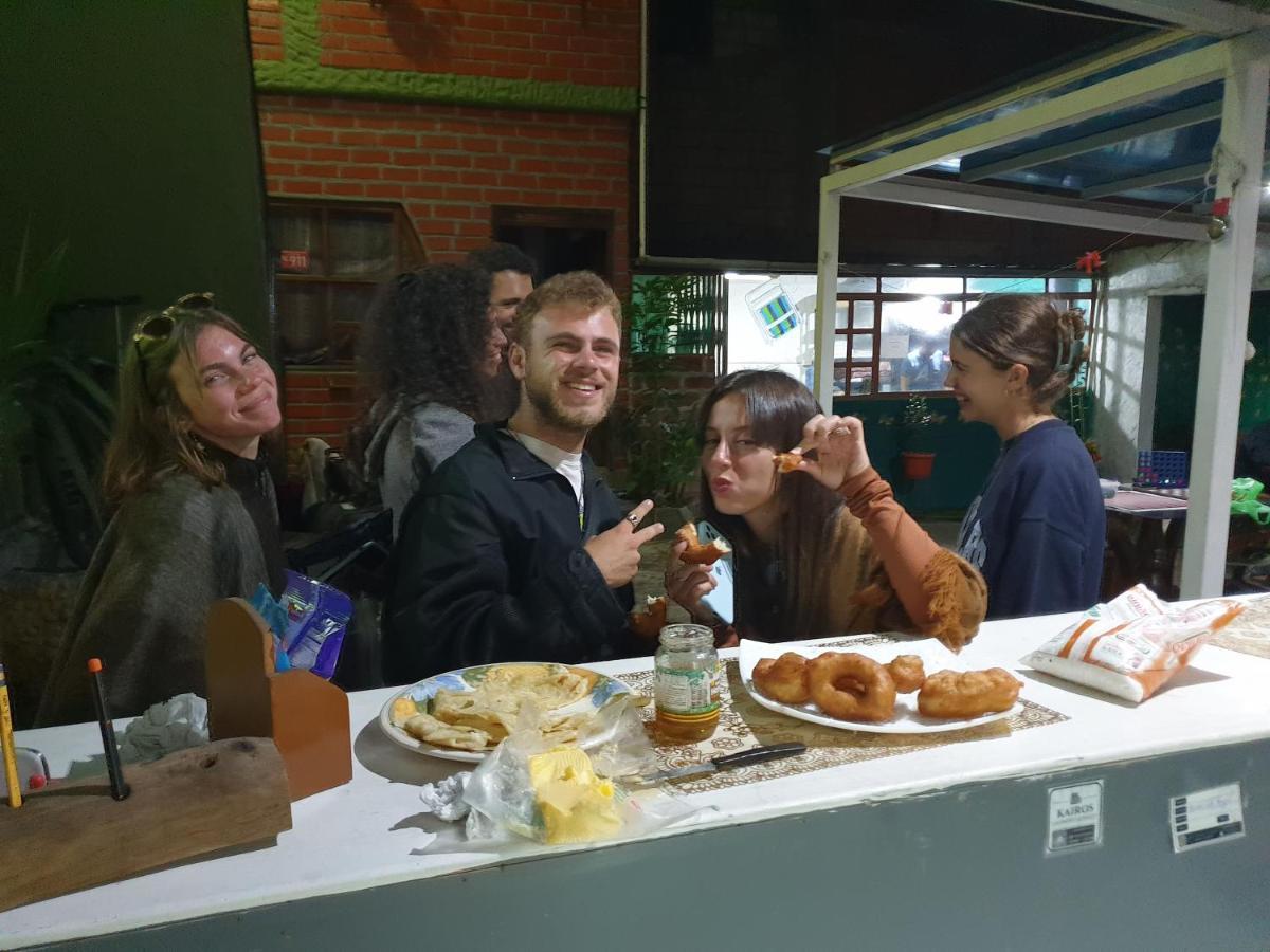 באניוס Hostal Inti Raymi Backpackers מראה חיצוני תמונה