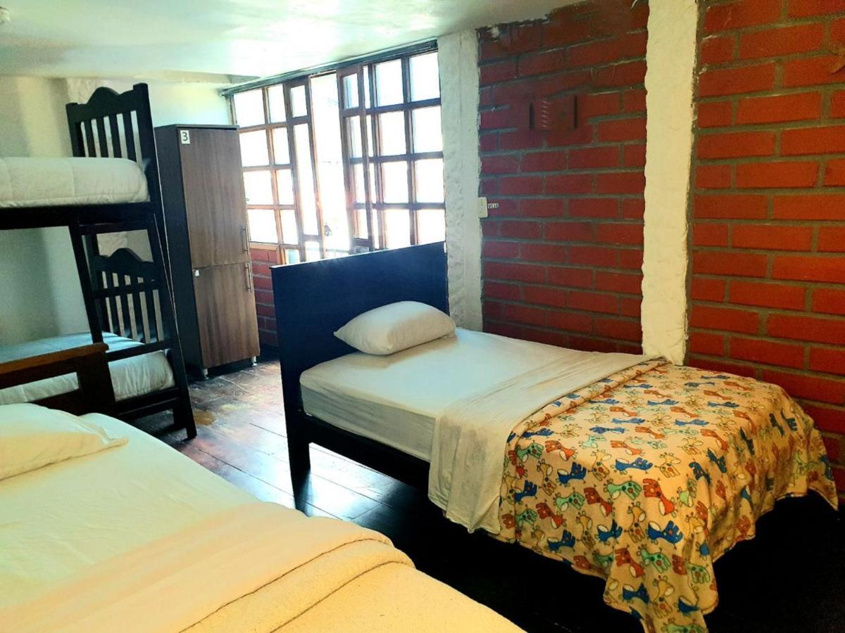 באניוס Hostal Inti Raymi Backpackers מראה חיצוני תמונה