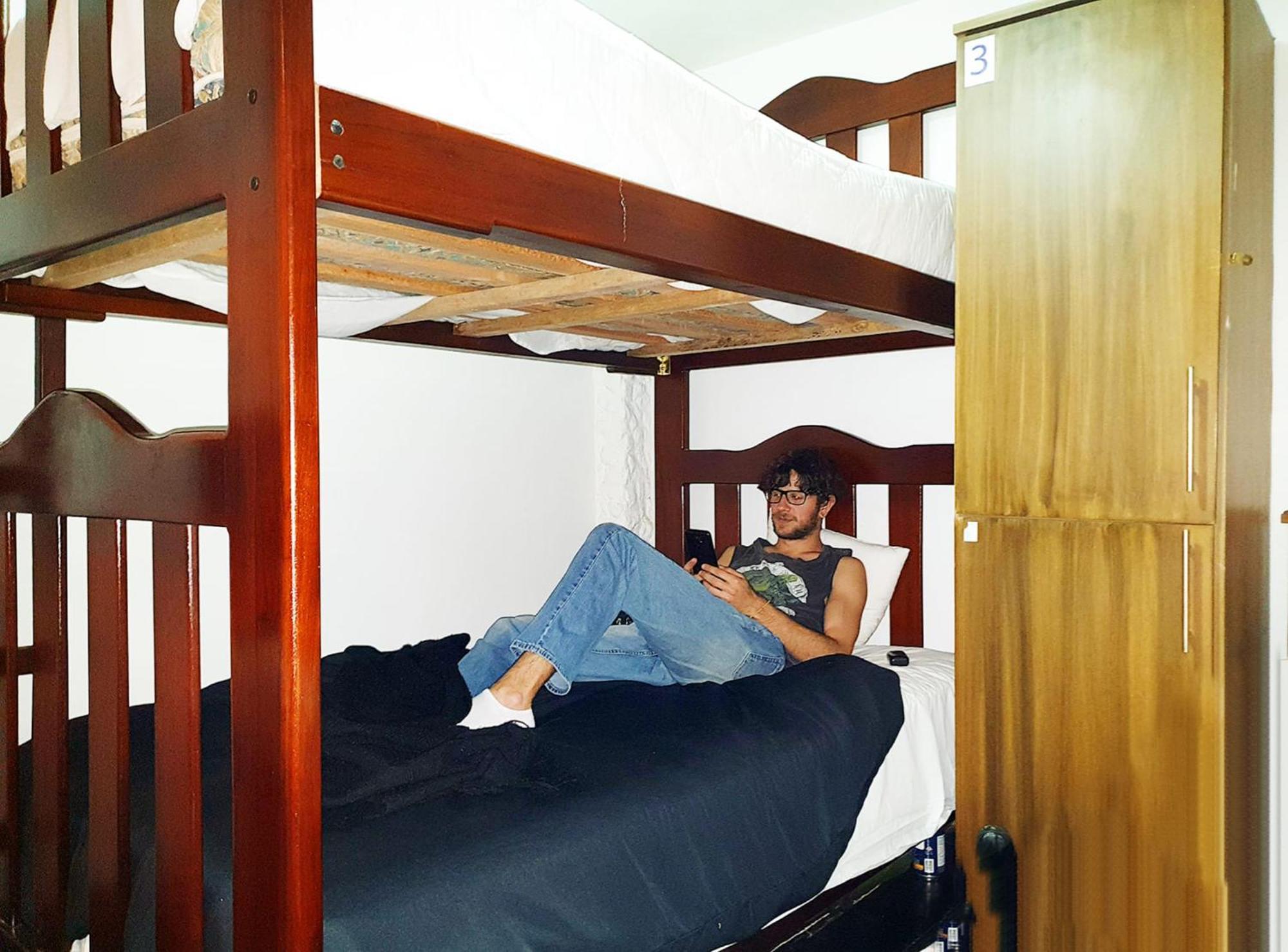 באניוס Hostal Inti Raymi Backpackers מראה חיצוני תמונה